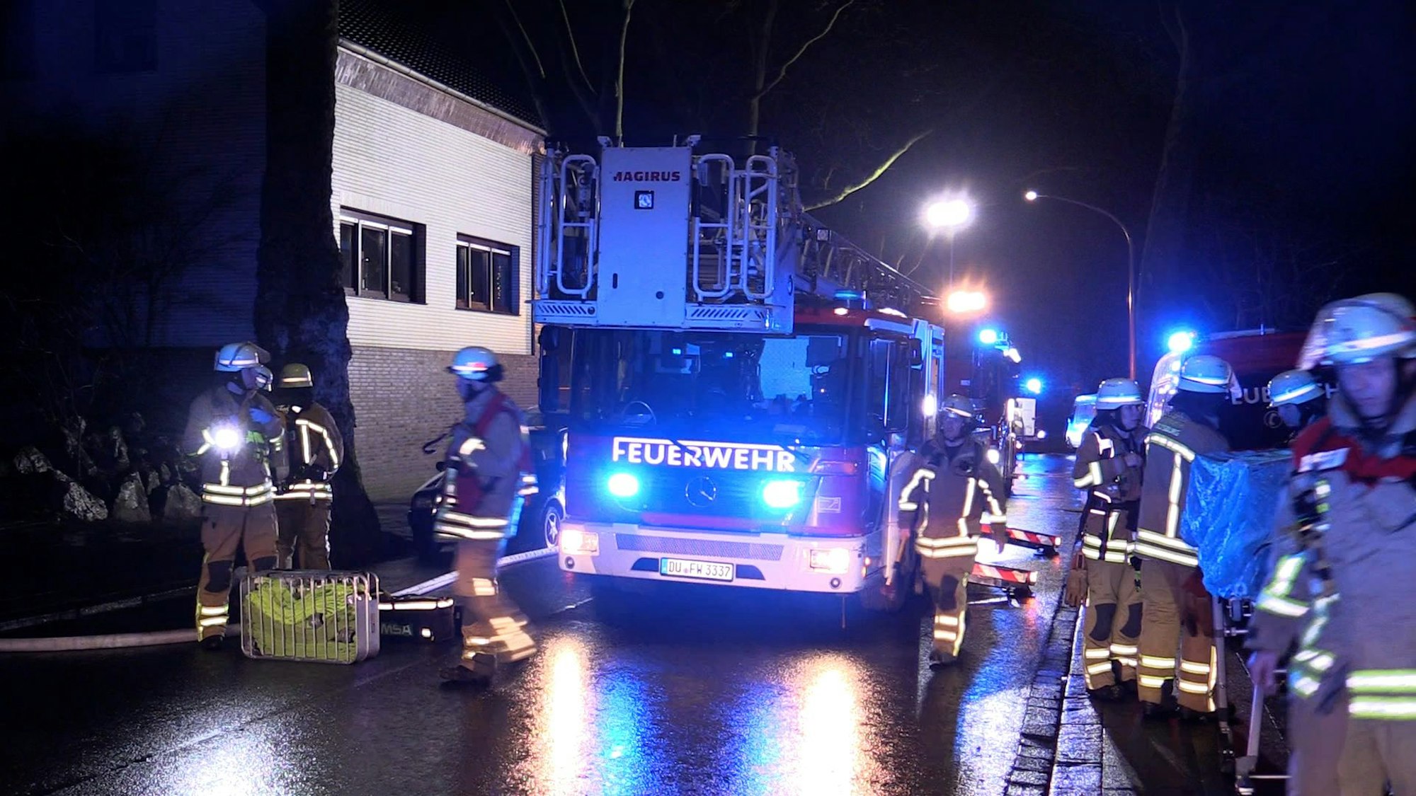 Einsatzkräfte der Feuerwehr löschen einen Kellerbrand.