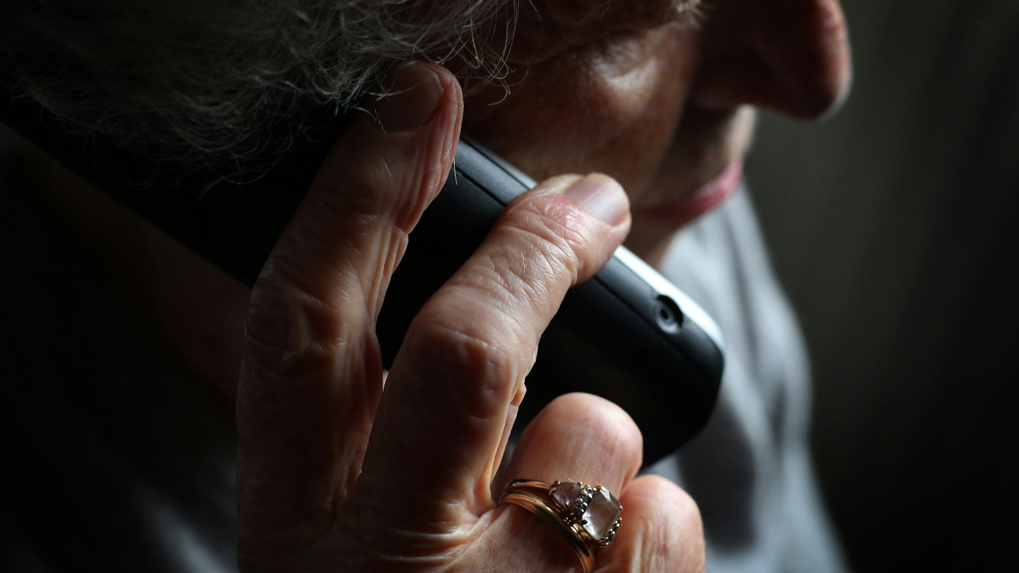 Das Bild zeigt eine ältere Frau am Telefon. Symbolfoto.