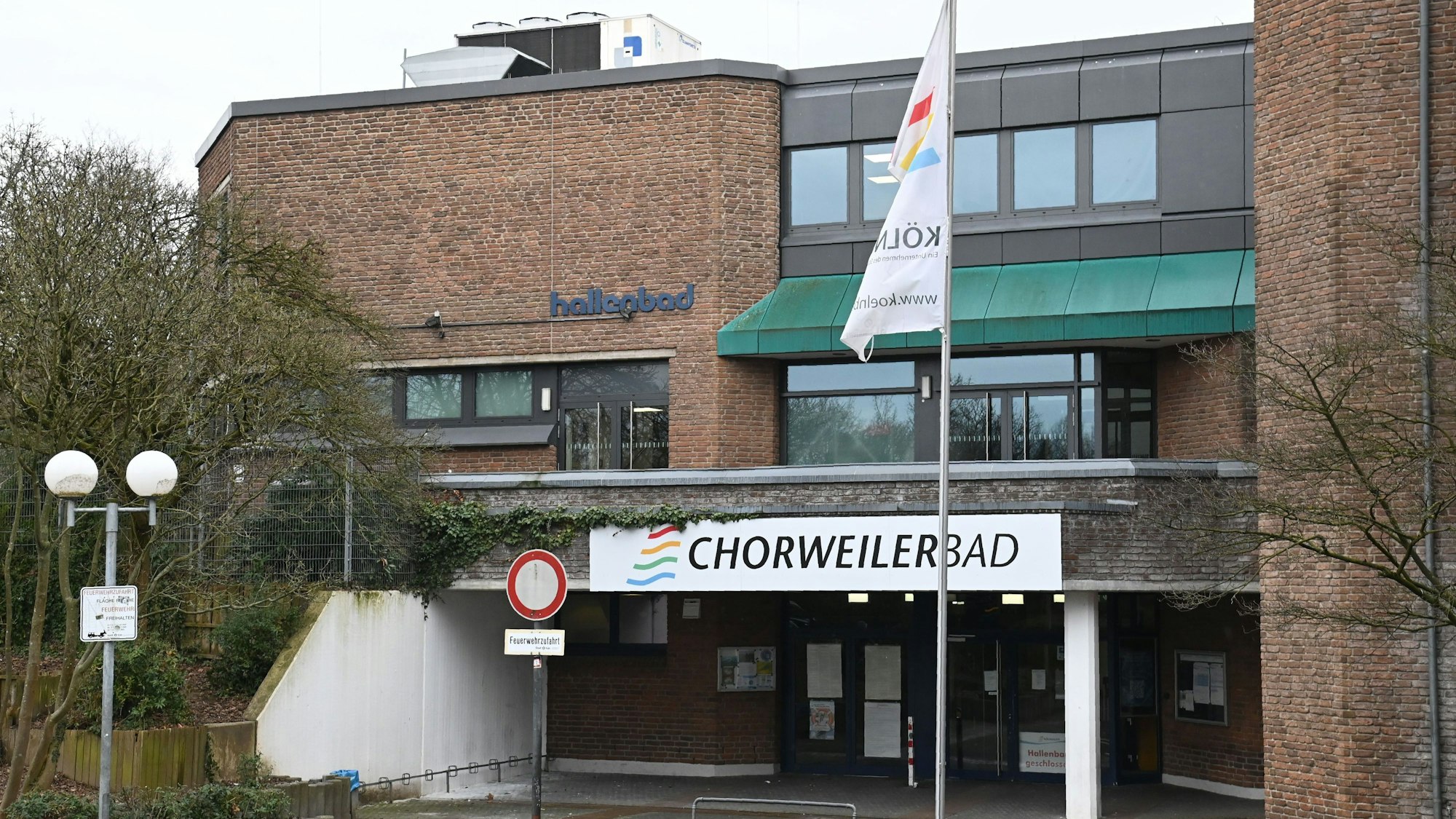 Außenansicht des Schwimmbad Chorweilerbad der Kölnbäder.