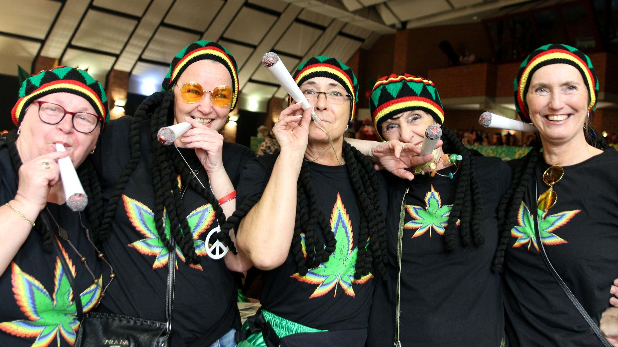 Fünf Frauen sind als Rastafari verkleidet, mit großen unechten Joints.