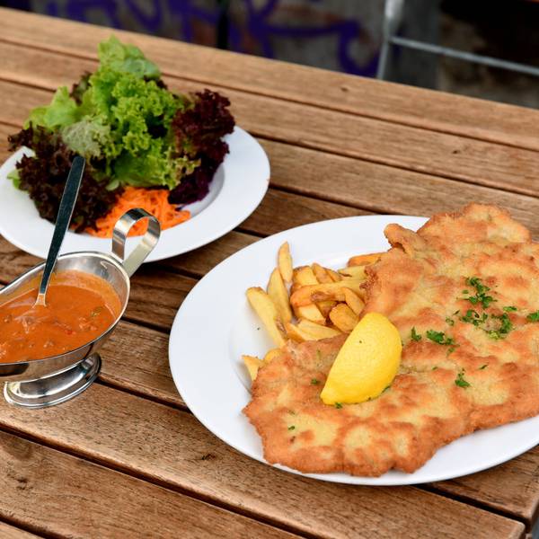 Schnitzel mit Paprikarahm-Soße, Pommes und Salat bei Oma Kleinmann auf der Zülpicher Straße.
