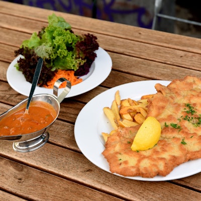 Schnitzel mit Paprikarahm-Soße, Pommes und Salat bei Oma Kleinmann auf der Zülpicher Straße.