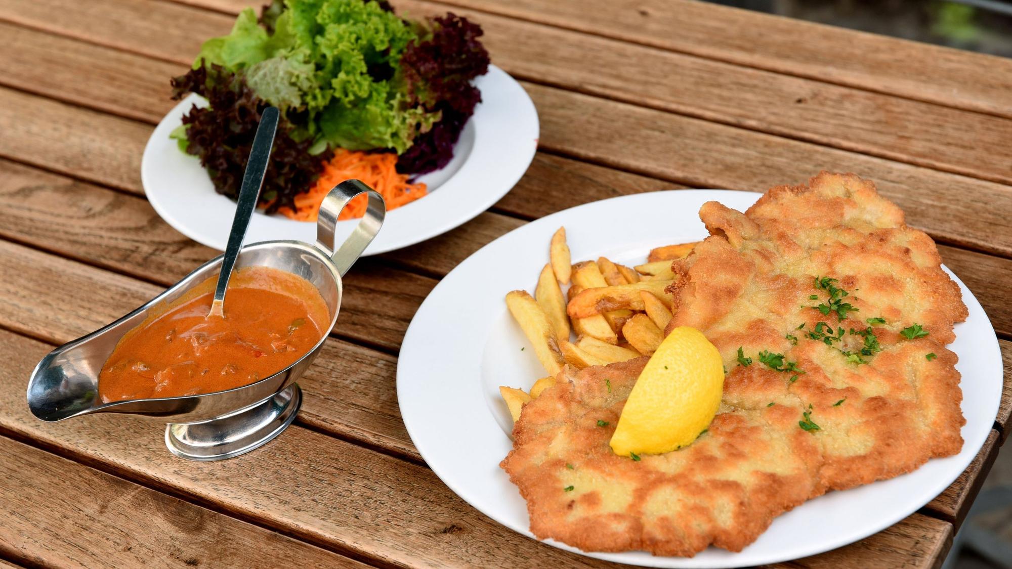 Schnitzel mit Paprikarahm-Soße, Pommes und Salat bei Oma Kleinmann auf der Zülpicher Straße.