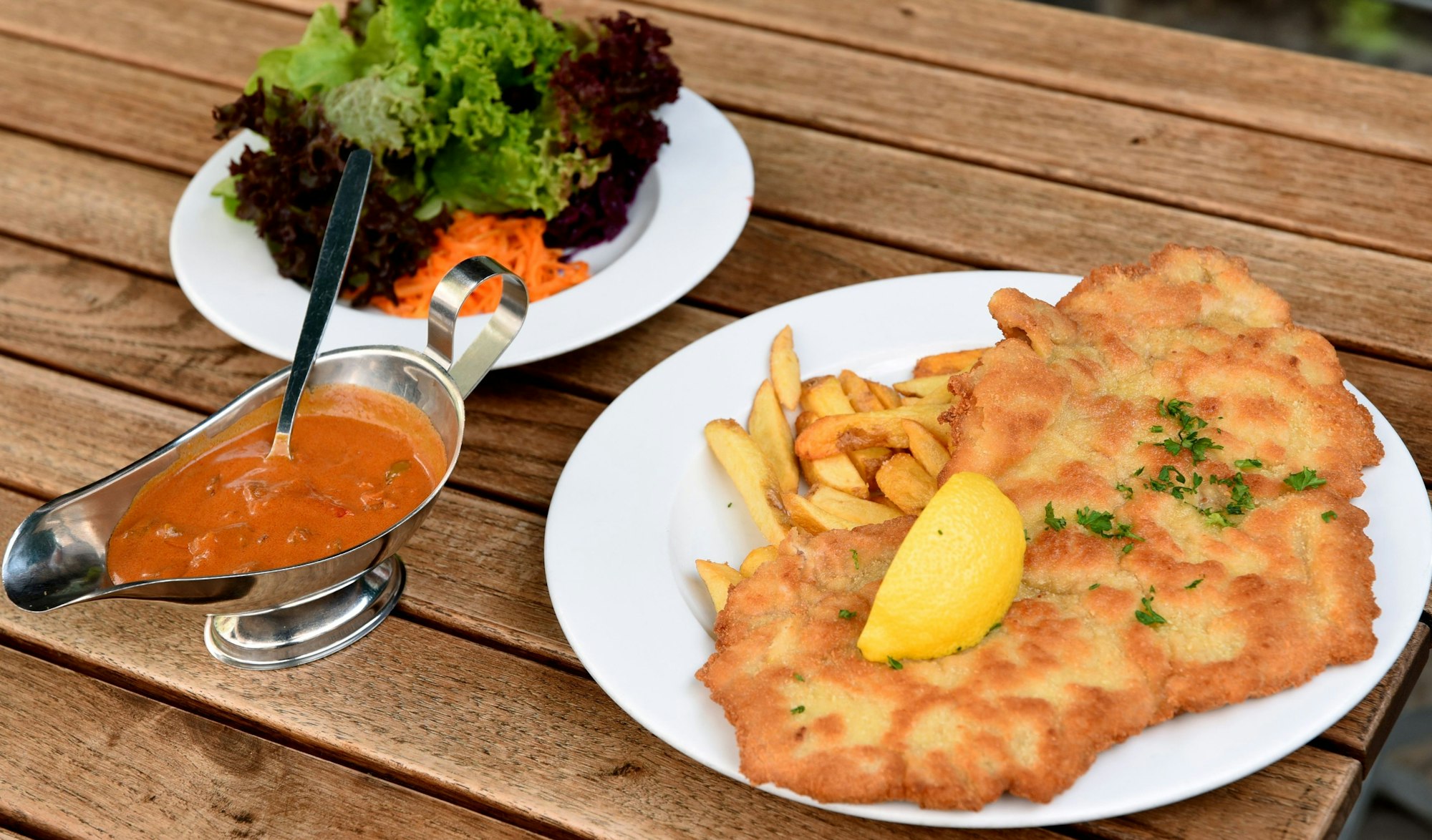 Schnitzel mit Paprikarahm-Soße, Pommes und Salat bei Oma Kleinmann auf der Zülpicher Straße.