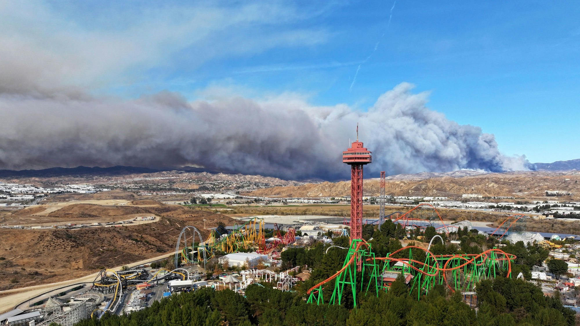 Der Turm von Six Flags Magic Mountain mit dem brennenden Hughes-Feuer im Hintergrund.