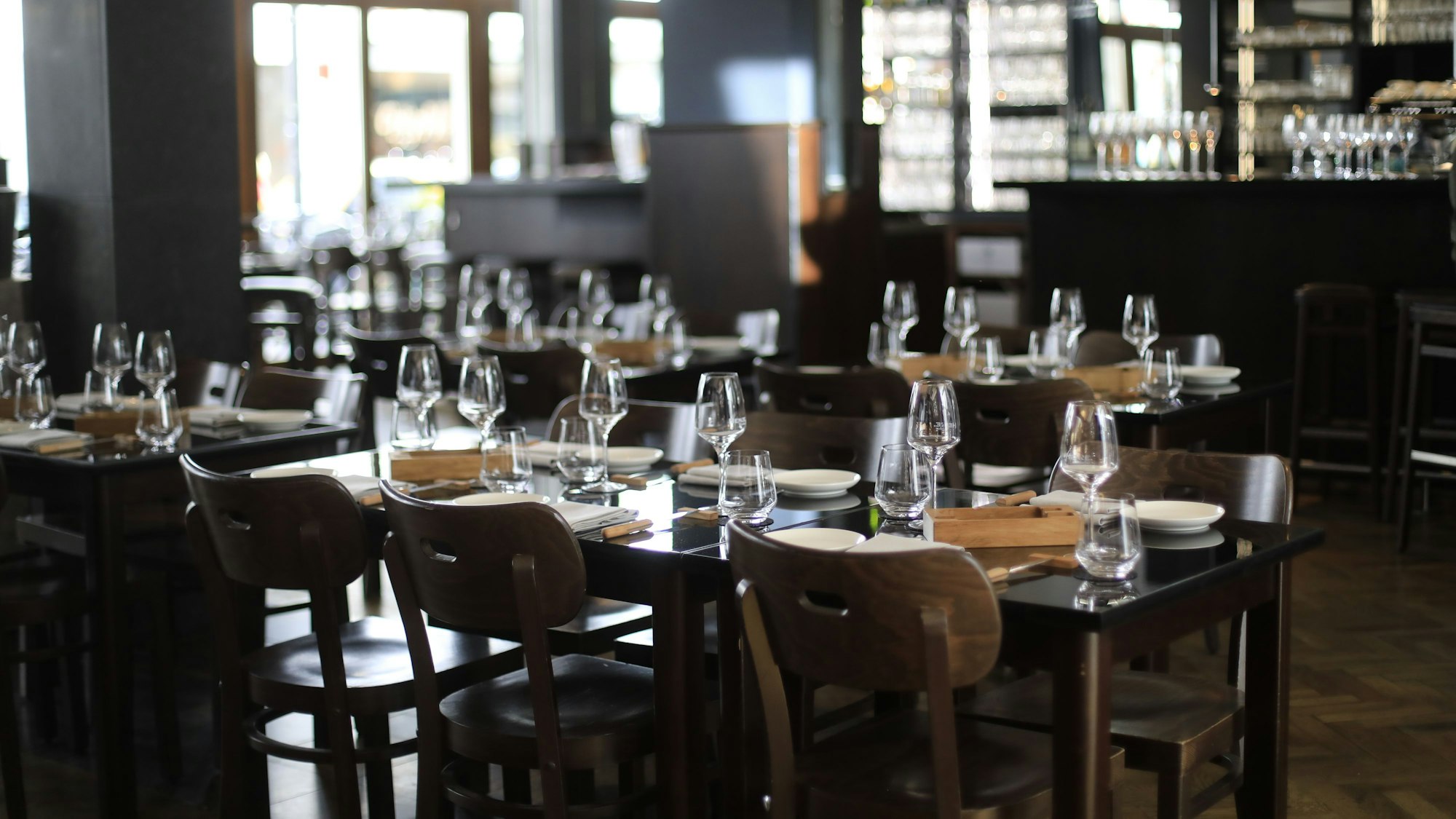 KÖLN 26.04.2018 Tische und Stühle in der Henne Weinbar.