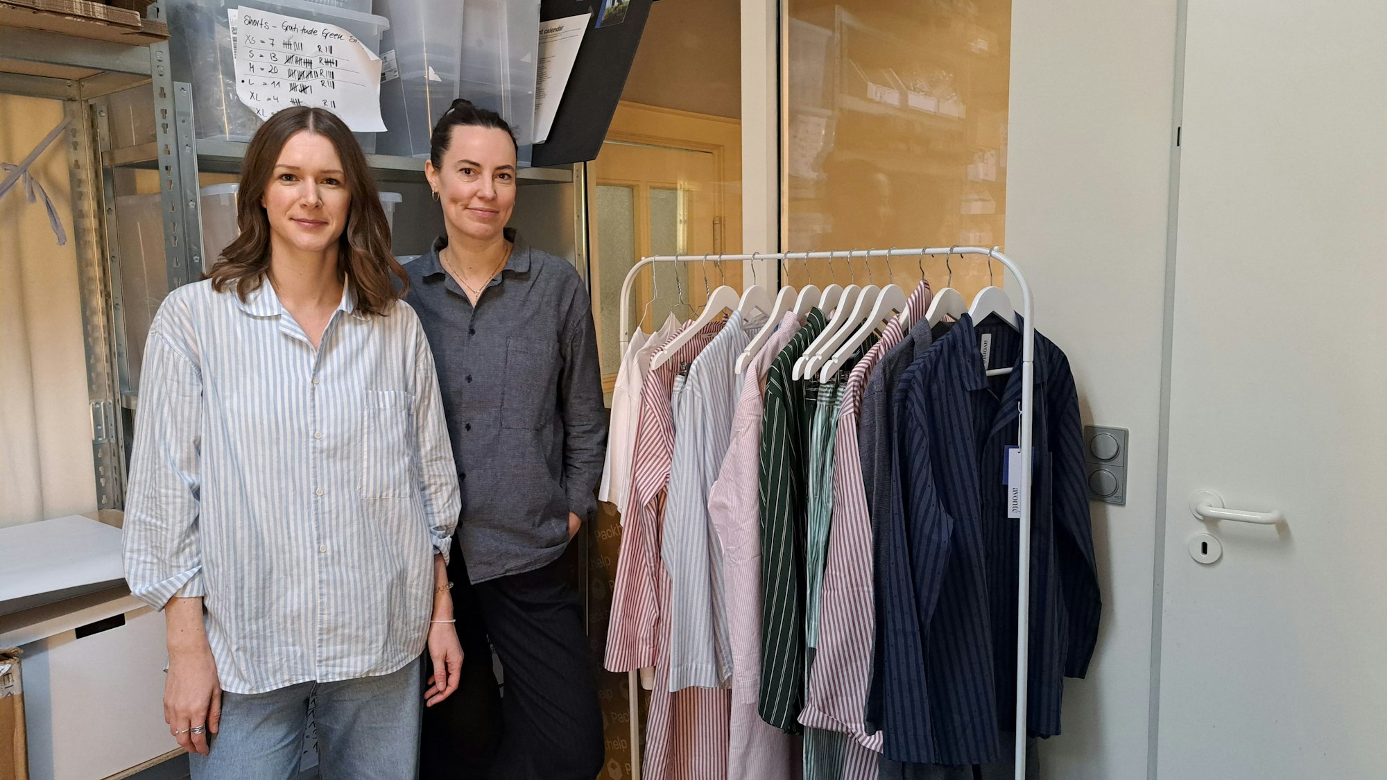 Kölnerinnen verkaufen Pyjamas aus Rest-Stoffen.