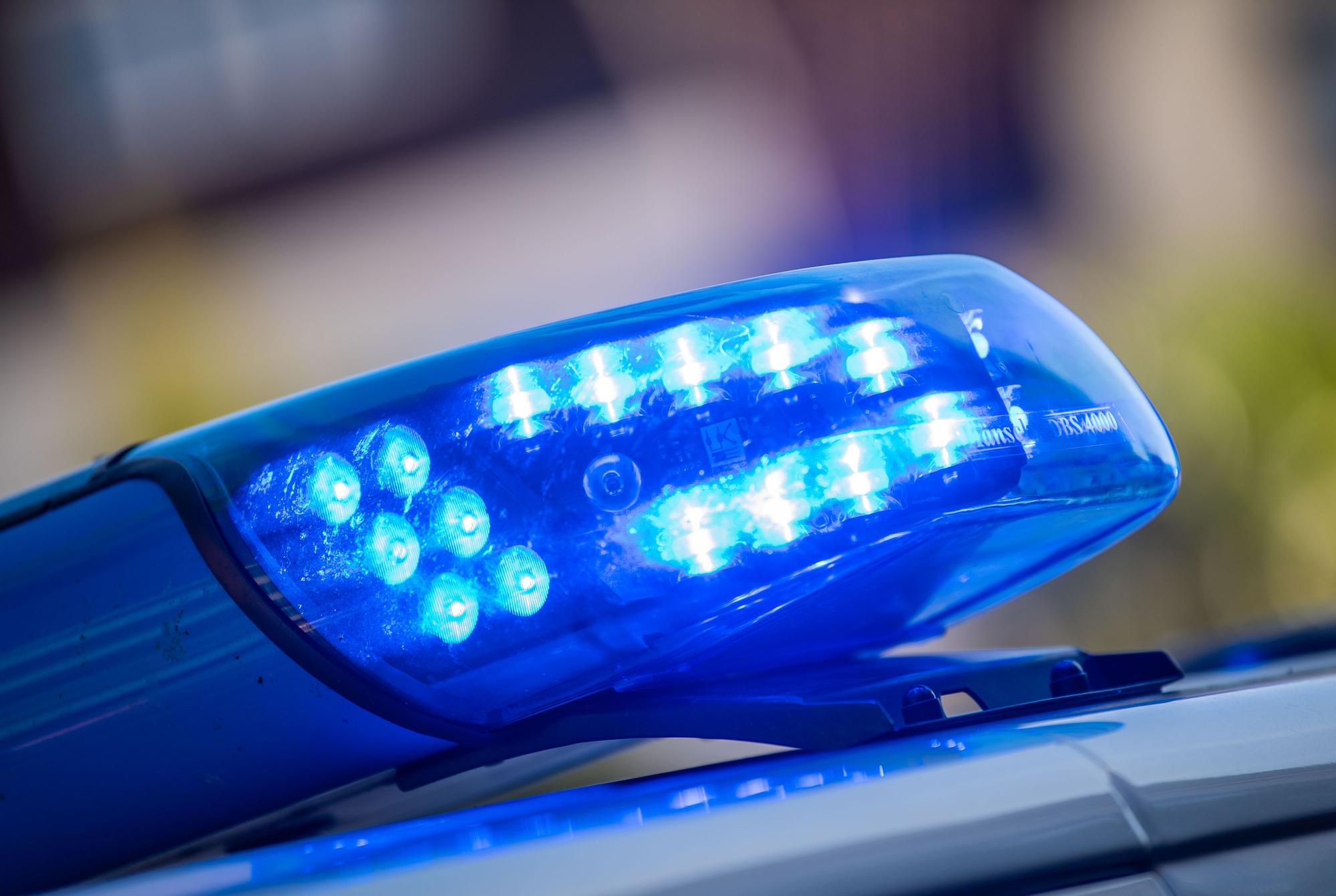 Ein Blaulicht ist auf dem Dach eines Polizeifahrzeugs zu sehen.