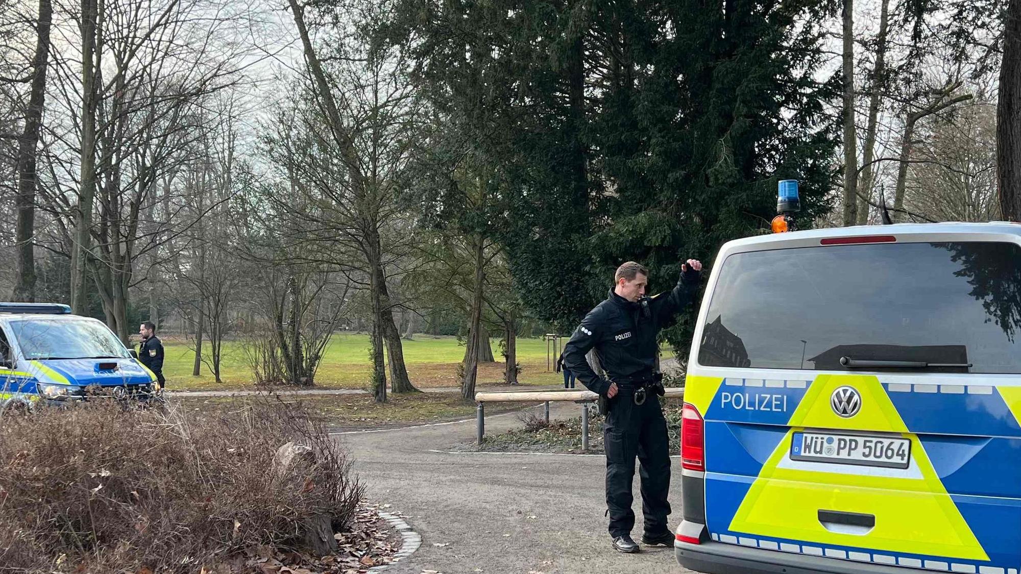 In diesem Park in Aschaffenburg war die Kindergruppe unterwegs, als sich der Angreifer näherte. Das Bild zeigt Polizeikräfte und Einsatzwagen vor Ort.