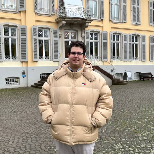 Yannick Noé steht vor dem Schloss Morsbroich