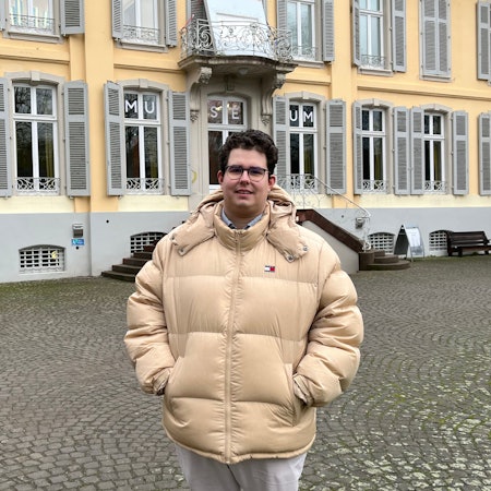 Yannick Noé steht vor dem Schloss Morsbroich