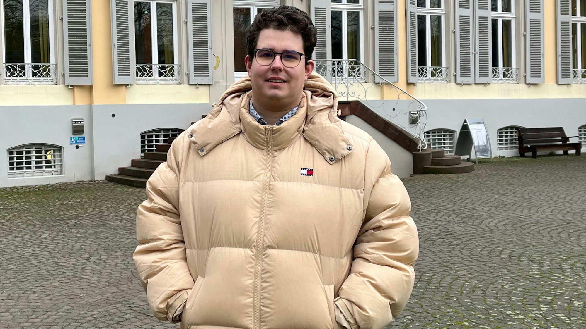 Yannick Noé steht vor dem Schloss Morsbroich