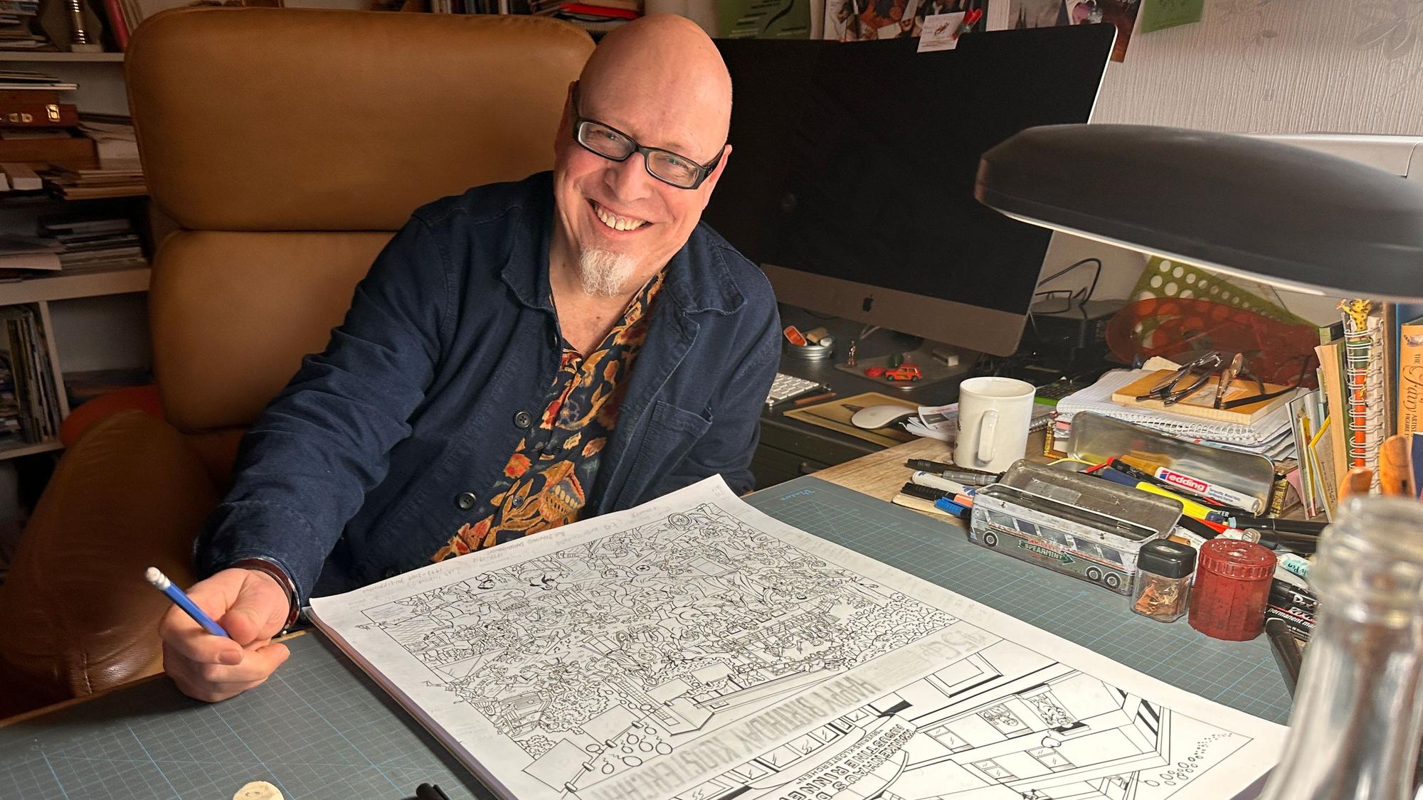 Wimmelkönig und Illustrator Andreas Ganther bei der Arbeit im Büro.