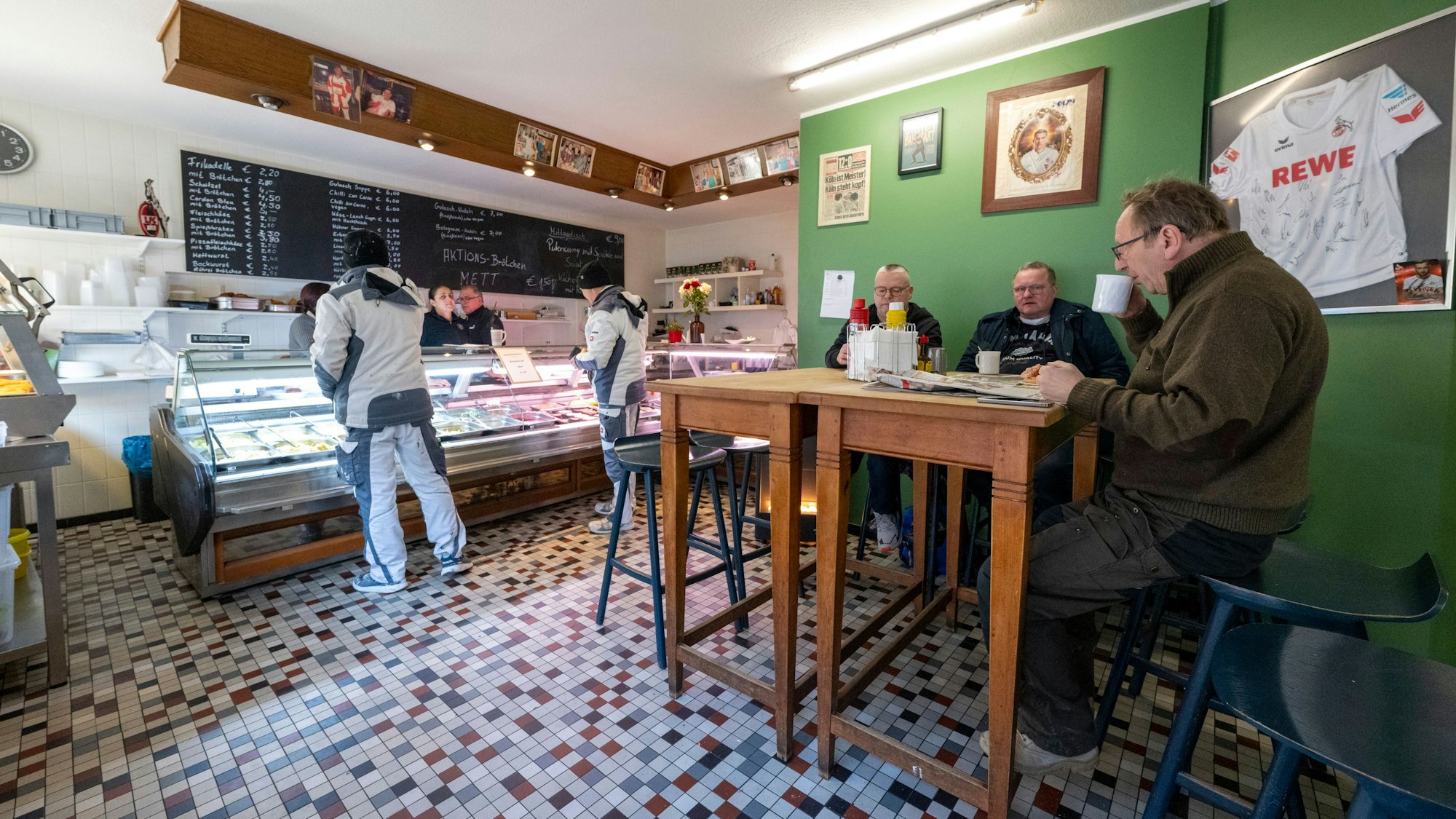 21.01.2025, Köln: Das Imbiss-Restaurant M. Mayer findet sich in der Venloer Straße. Gastrokolumne „Lieblingsort“ von Julia Floß über das „M. und M. Mayer“. Foto: Uwe Weiser