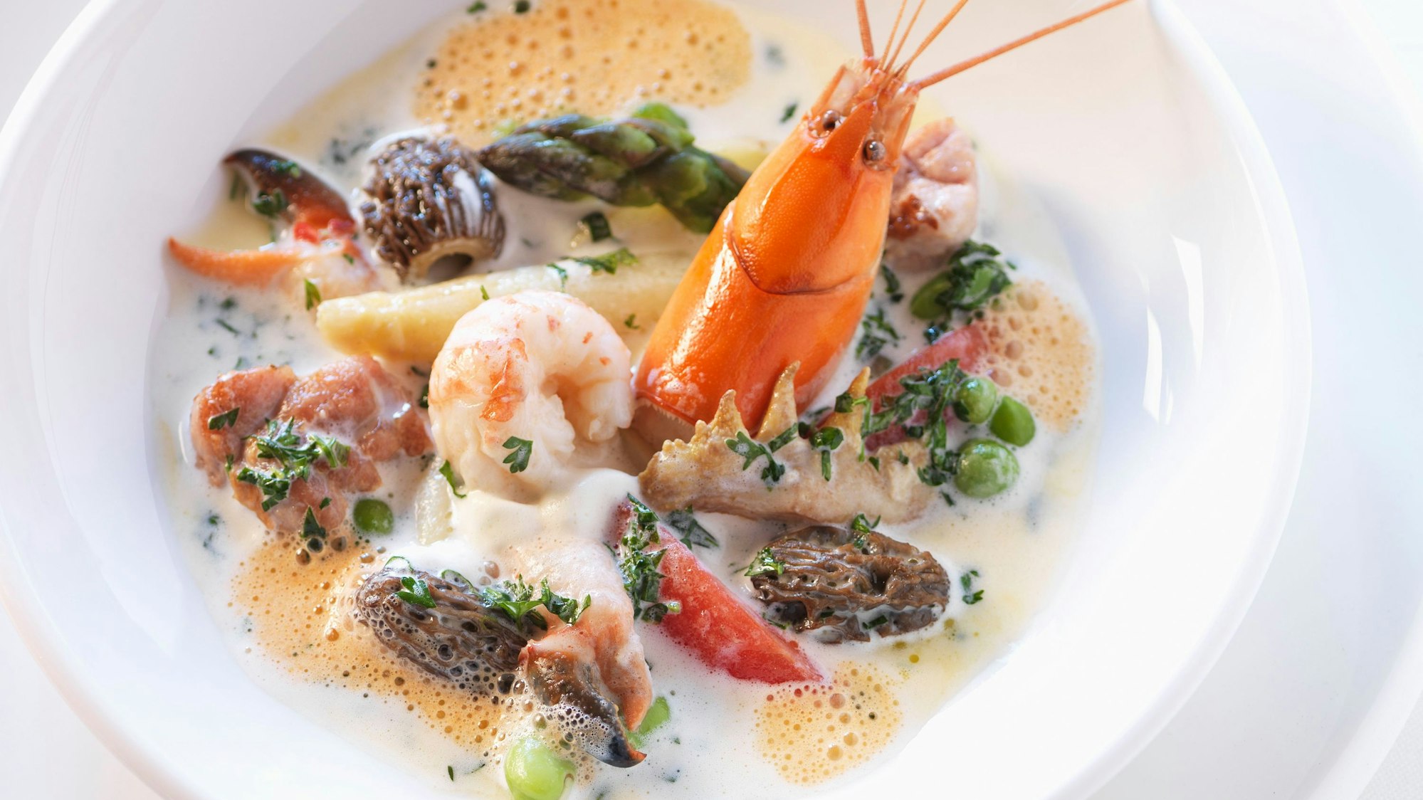 Küchenmeister René Dittrich serviert im Restaurant «Alt Wyk» ein Leipziger Allerlei mit traditionellen Zutaten. Bild nur zur redaktionellen Verwendung im Zusammenhang mit dem genannten Text und nur bei vollständiger Nennung des vorstehenden Credits.