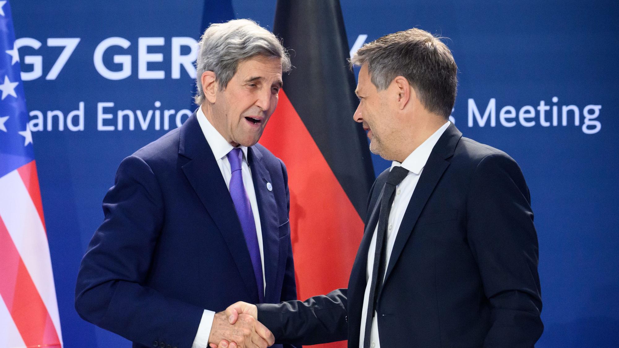 John Kerry: Shake-Hands mit Robert Habeck (Bündnis 90/Die Grünen) im Jahr 2022.