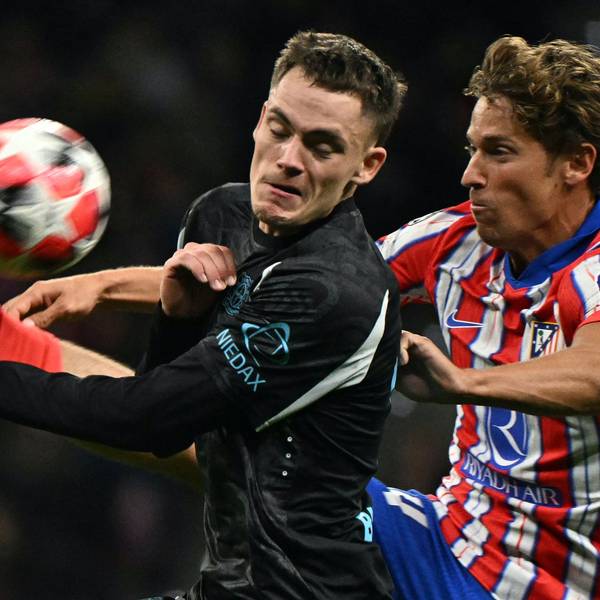Leverkusens Florian Wirtz (l.) gegen Marcos Llorente von Atlético Madrid.