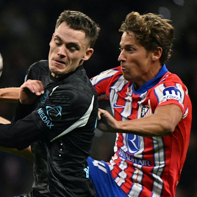 Leverkusens Florian Wirtz (l.) gegen Marcos Llorente von Atlético Madrid.