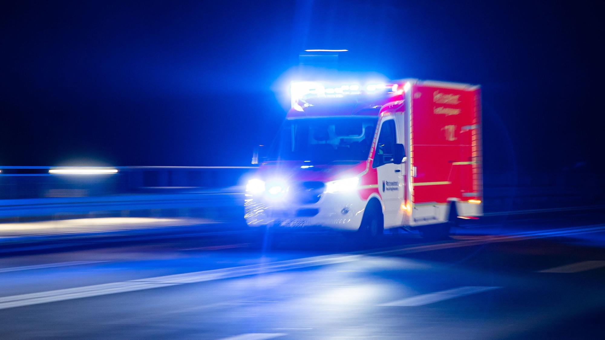 Ein Rettungswagen fährt mit Blaulicht zu einem Einsatz. (Symbolbild)