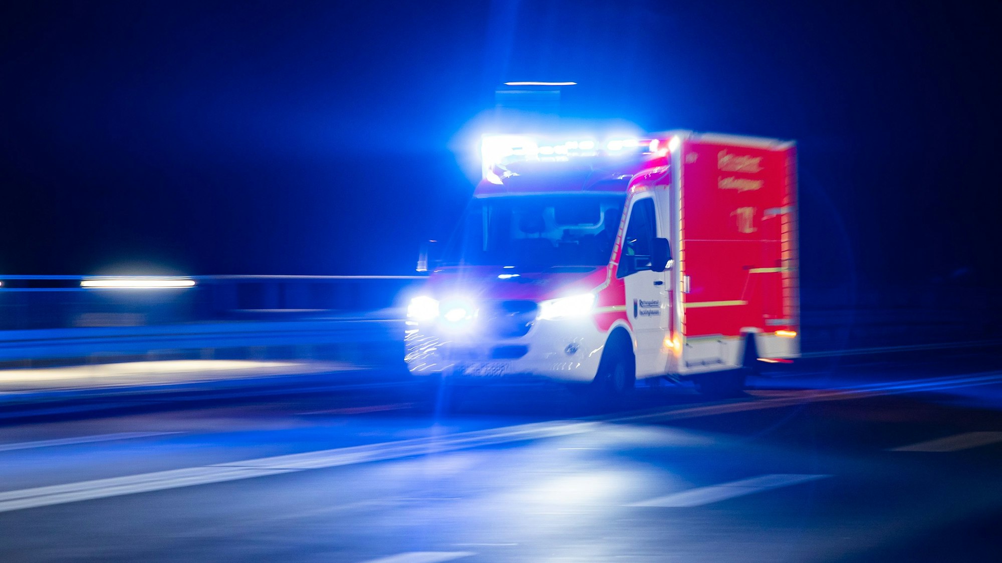 Ein Rettungswagen fährt mit Blaulicht zu einem Einsatz. (Symbolbild)