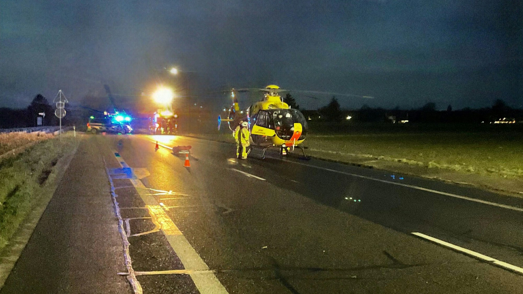 Der 29-Jährige wurde mit einem Rettungshubschrauber in eine Klinik gebracht.