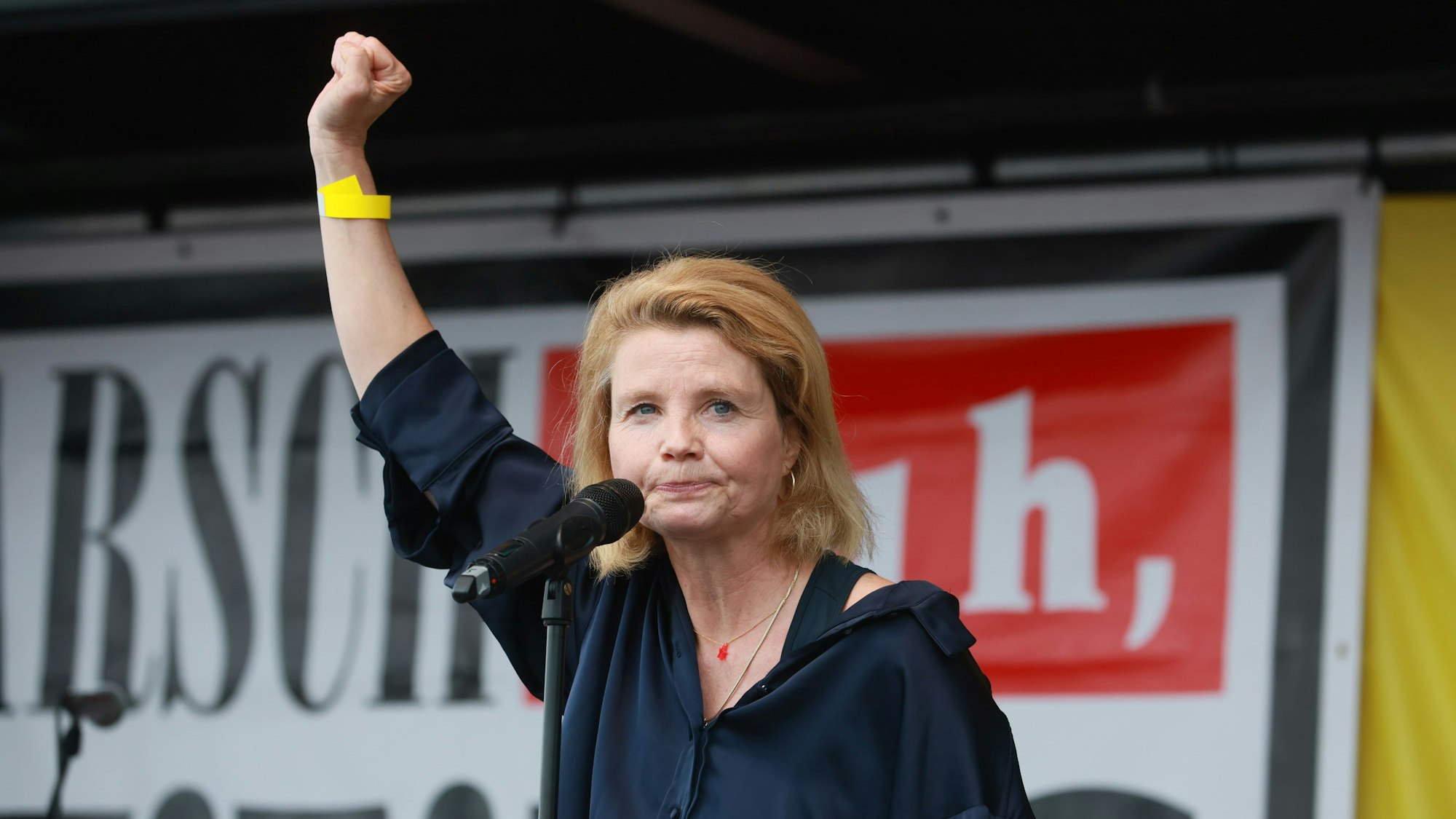 Arsch huh für Demokratie, Kundgebung auf der Deutzer Werft unter dem (vorläufigen) Motto „Arsch huh für Demokratie – Keine Stimme den Rechtsextremisten“. Die Veranstaltung wird organisiert von den Aktionsbündnissen „Köln stelllt sich quer “, „Arsch huh“ und Campact, Annette Frier, 01.06.2024, Bild: Herbert Bucco