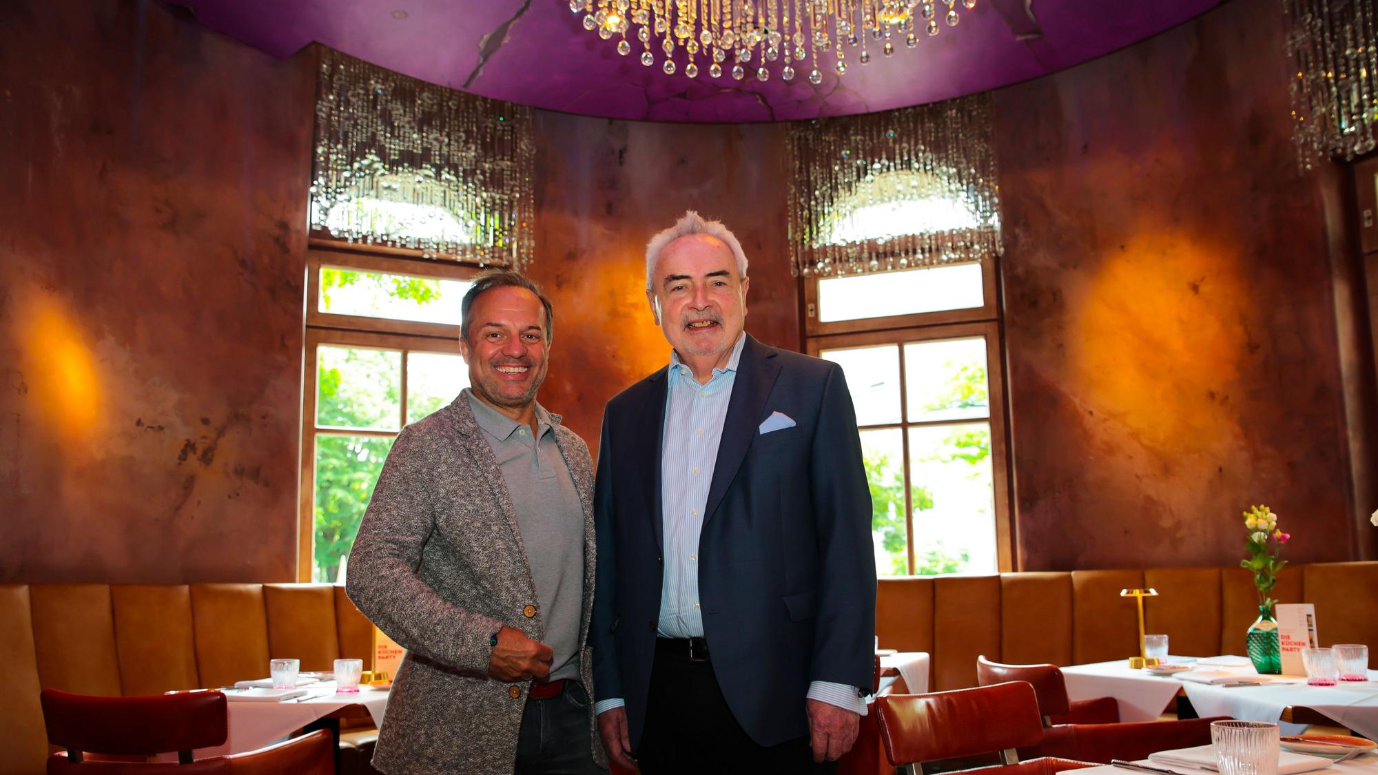 Links: Franz Gruber und daneben Karl-Heinz Kappes ( Mitinhaber) in ihrem Restaurant.