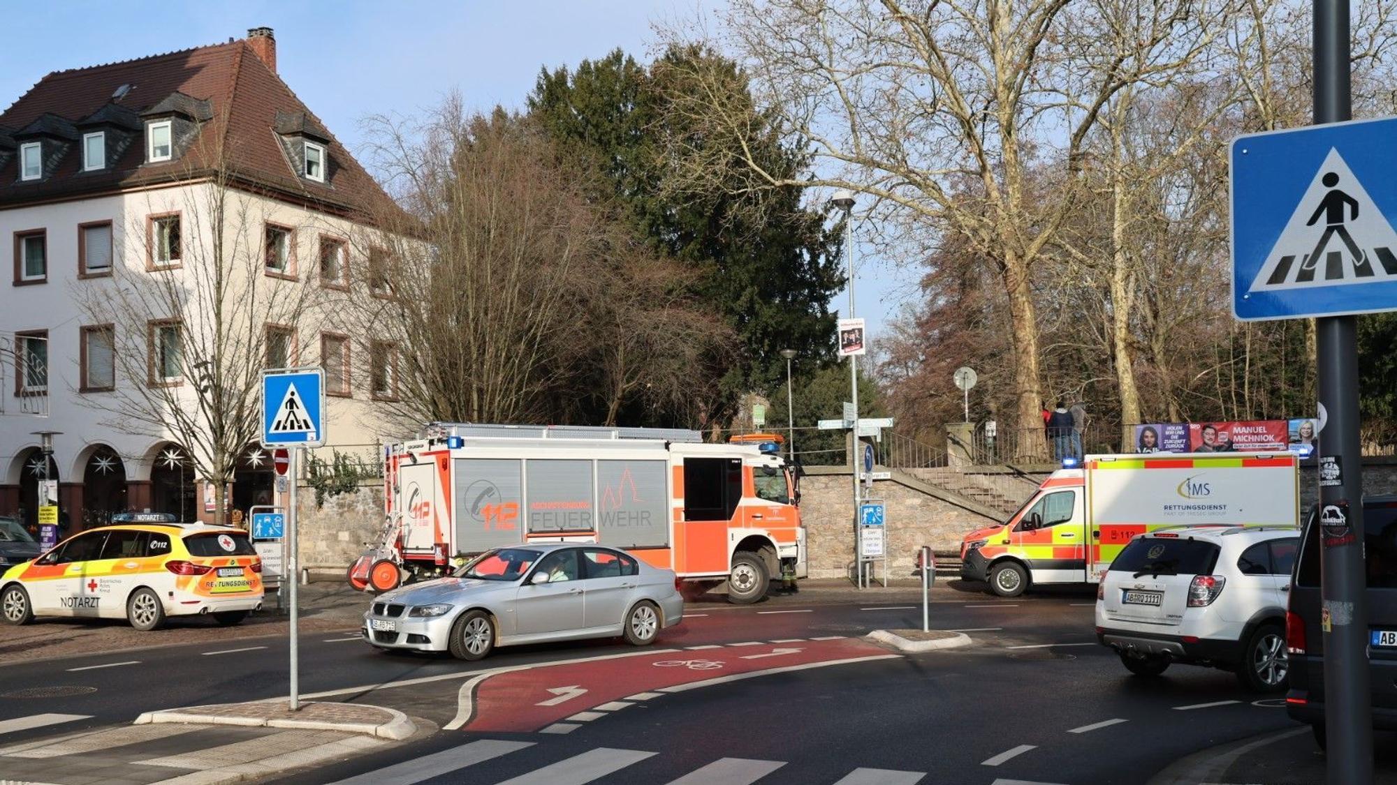 Fahrzeuge von Feuerwehr und Rettungsdiensten stehen in der Nähe des Tatortes.