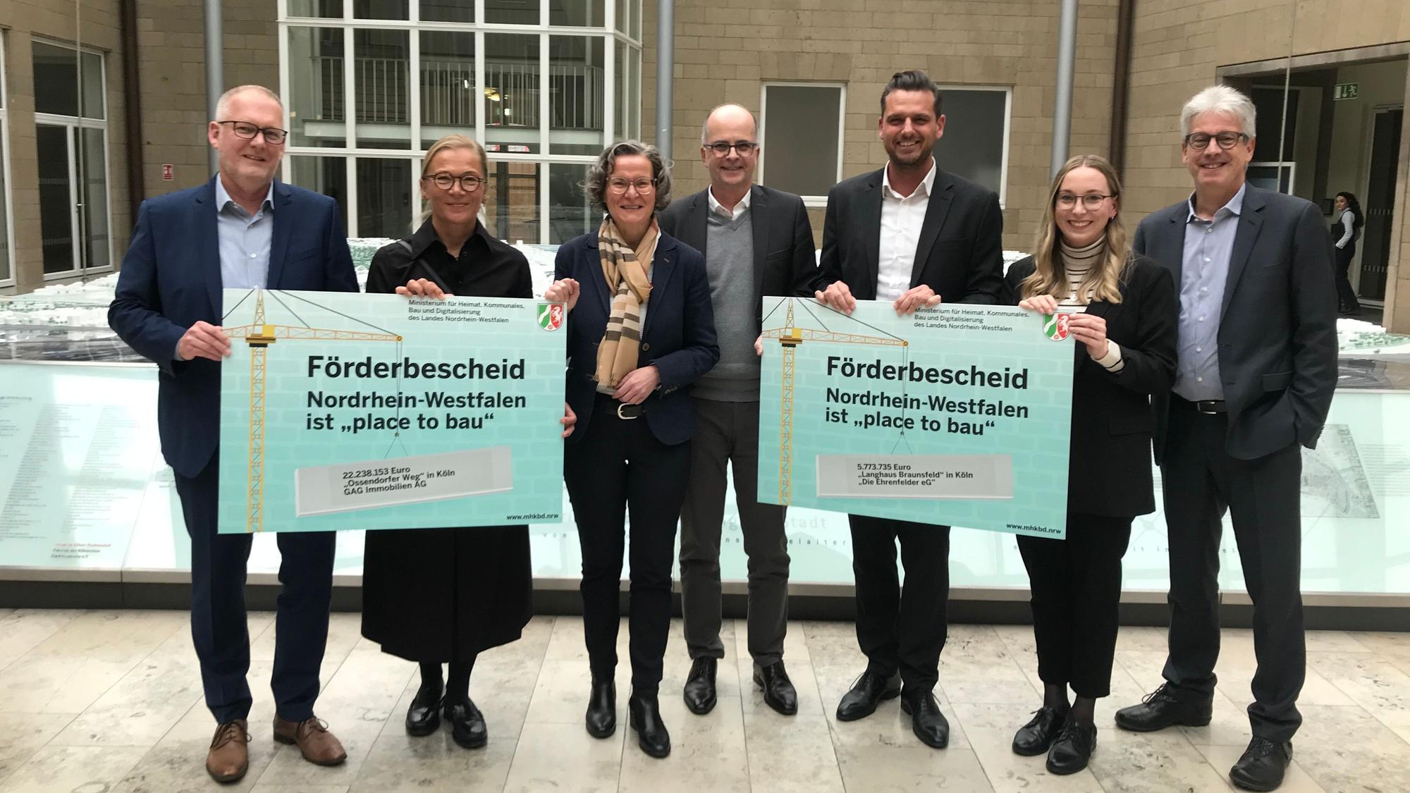 (v. l): Jörn Rickmann und Kathrin Möller von der GAG, Ministerin Ina Scharrenbach, Dezernent Markus Greitemann sowie Martin Bündgens und Sira Müller von der Wohnungsbaugenossenschaft "Die Ehrenfelder"und deren früherer Vorstand Werner Nußbaum