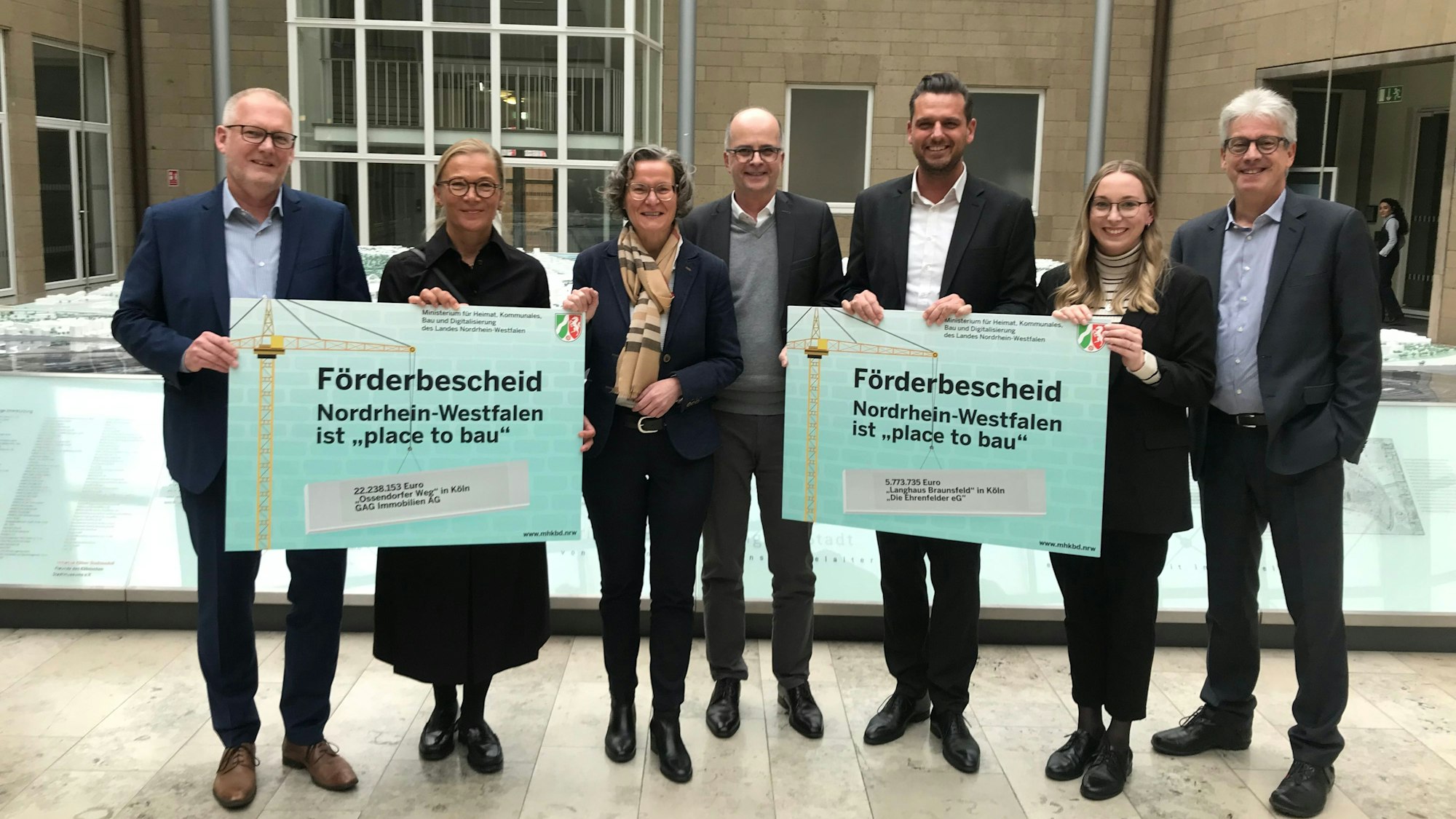 (v. l):  Jörn Rickmann und Kathrin Möller von der GAG, Ministerin Ina Scharrenbach, Dezernent Markus Greitemann sowie Martin Bündgens und Sira Müller von  der Wohnungsbaugenossenschaft "Die Ehrenfelder"und deren früherer Vorstand Werner Nußbaum