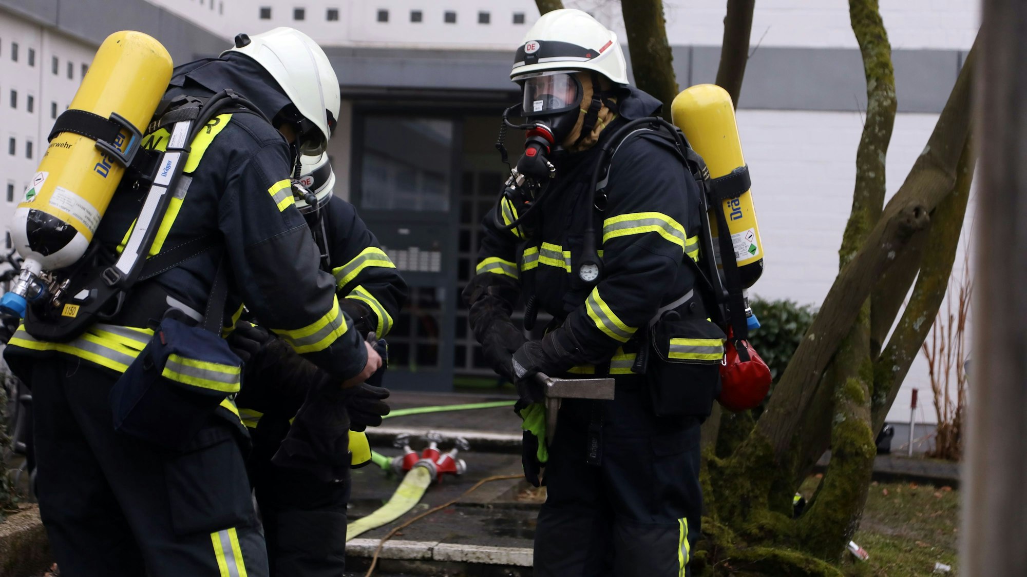 Einsatzkräfte der Feuerbereiten sich auf die Löscharbeiten vor.