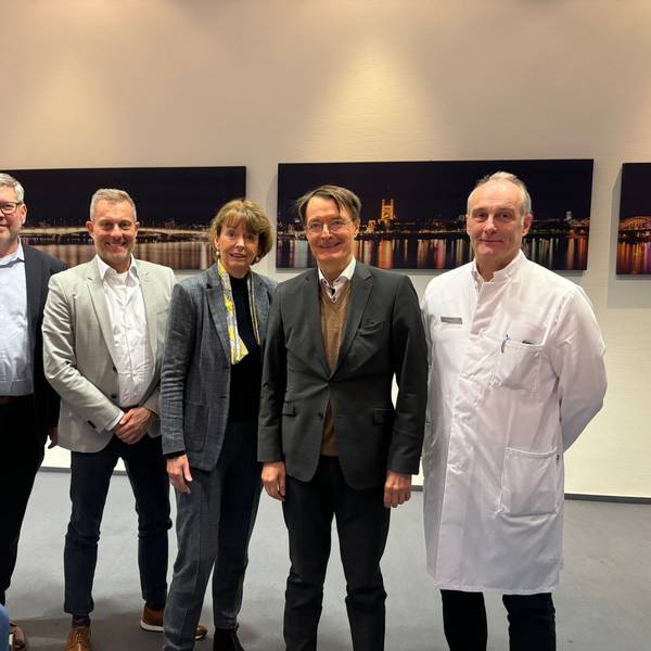Gesundheitsminister Karl Lauterbach (2. v. r.) mit der Kölner Oberbürgermeisterin Henriette Reker, den Kliniken-Geschäftsführern Axel Goßmann (r.) und Daniel Dellmann (l.) sowie dem Gesundheitsausschuss-Vorsitzenden Ralf Unna (Grüne) bei einem Treffen im Krankenhaus Holweide.