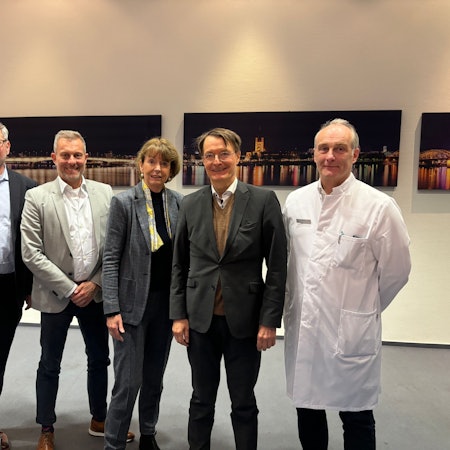 Gesundheitsminister Karl Lauterbach (2. v. r.) mit der Kölner Oberbürgermeisterin Henriette Reker, den Kliniken-Geschäftsführern Axel Goßmann (r.) und Daniel Dellmann (l.) sowie dem Gesundheitsausschuss-Vorsitzenden Ralf Unna (Grüne) bei einem Treffen im Krankenhaus Holweide.