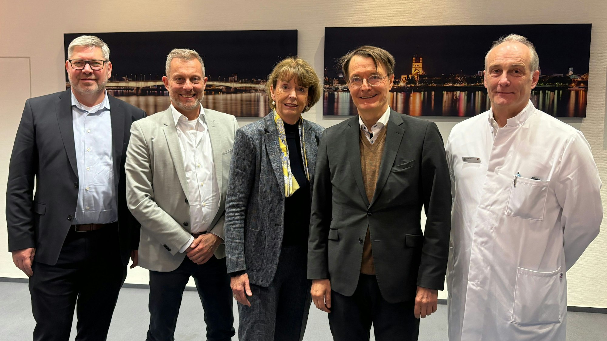 Gesundheitsminister Karl Lauterbach (2. v. r.) mit der Kölner Oberbürgermeisterin Henriette Reker, den Kliniken-Geschäftsführern Axel Goßmann (r.) und Daniel Dellmann (l.) sowie dem Gesundheitsausschuss-Vorsitzenden Ralf Unna (Grüne) bei einem Treffen im Krankenhaus Holweide.