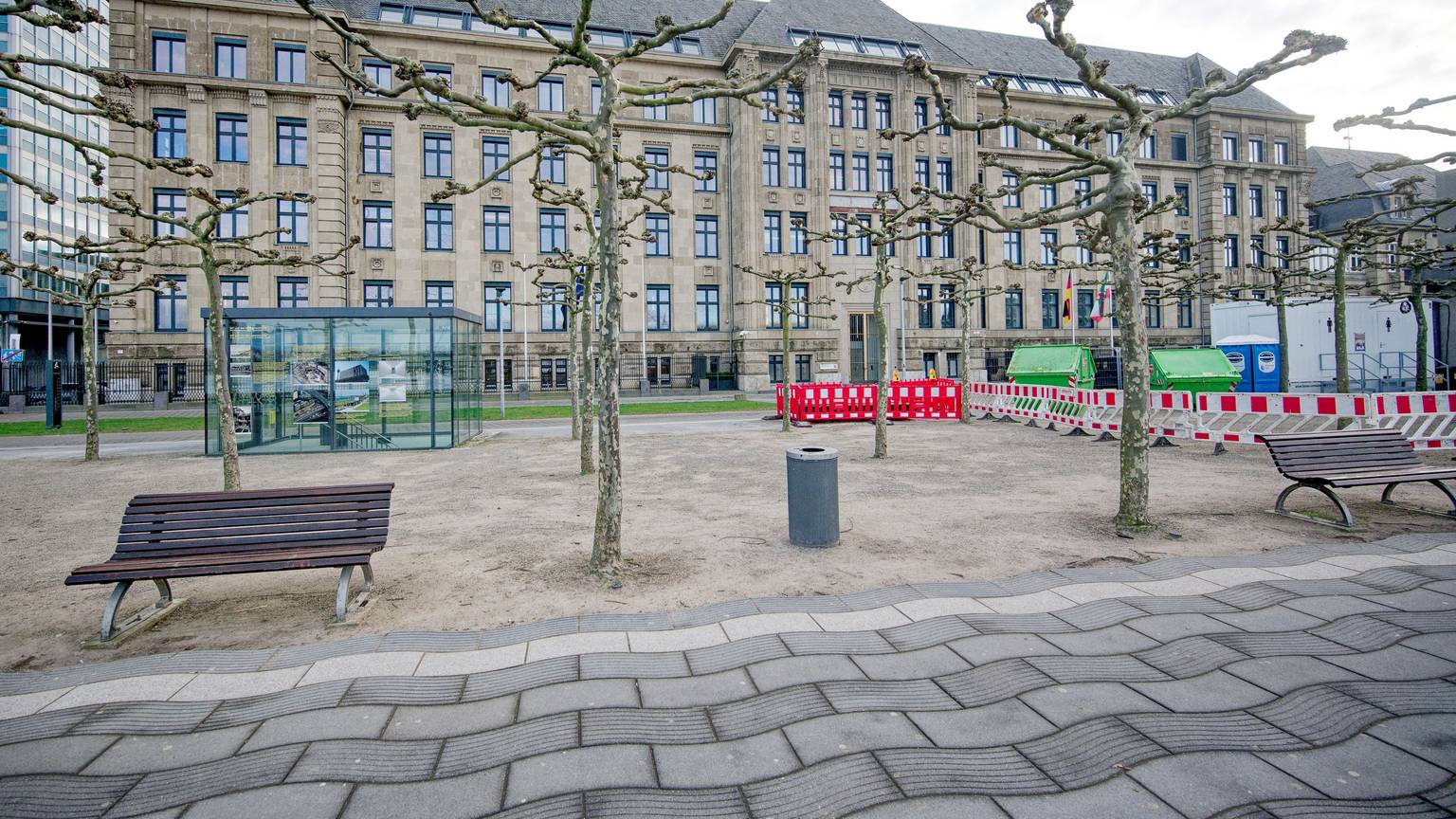 Staatsanwaltschaft und Landeskriminalamt (LKA) ermitteln wegen mutmaßlicher Korruption mit einem Schaden in Millionenhöhe bei der Sanierung der Staatskanzlei.