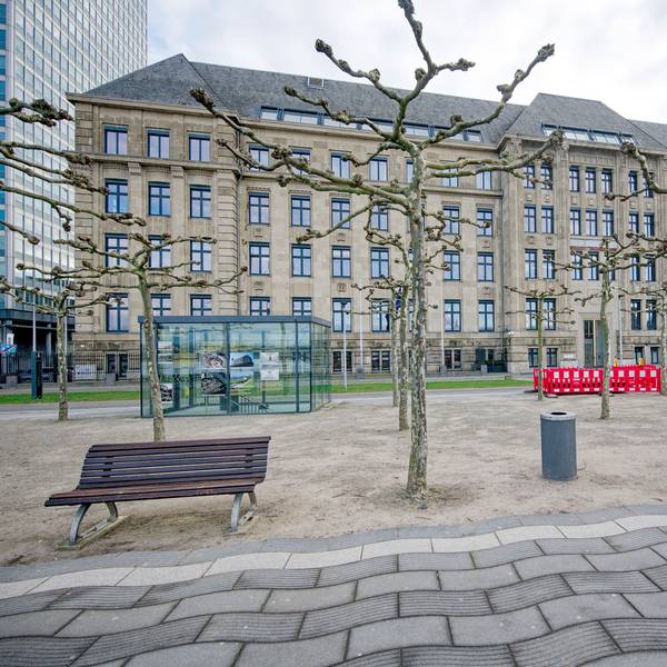 Das Gebäude der Staatskanzlei von Nordrhein-Westfalen, gesehen von der dem Rhein zugewandten Seite. Staatsanwaltschaft und Landeskriminalamt (LKA) ermitteln wegen mutmaßlicher Korruption mit einem Schaden in Millionenhöhe bei der Sanierung des Gebäudes.
