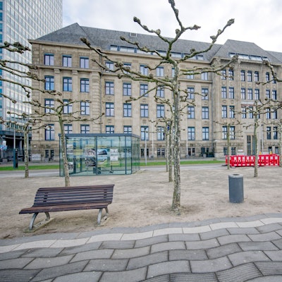 Das Gebäude der Staatskanzlei von Nordrhein-Westfalen, gesehen von der dem Rhein zugewandten Seite. Staatsanwaltschaft und Landeskriminalamt (LKA) ermitteln wegen mutmaßlicher Korruption mit einem Schaden in Millionenhöhe bei der Sanierung des Gebäudes.