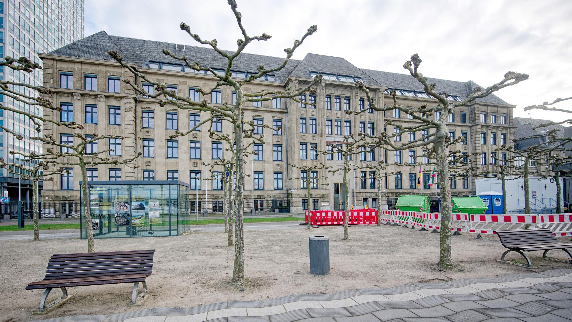 Staatsanwaltschaft und Landeskriminalamt (LKA) ermitteln wegen mutmaßlicher Korruption mit einem Schaden in Millionenhöhe bei der Sanierung der Staatskanzlei.