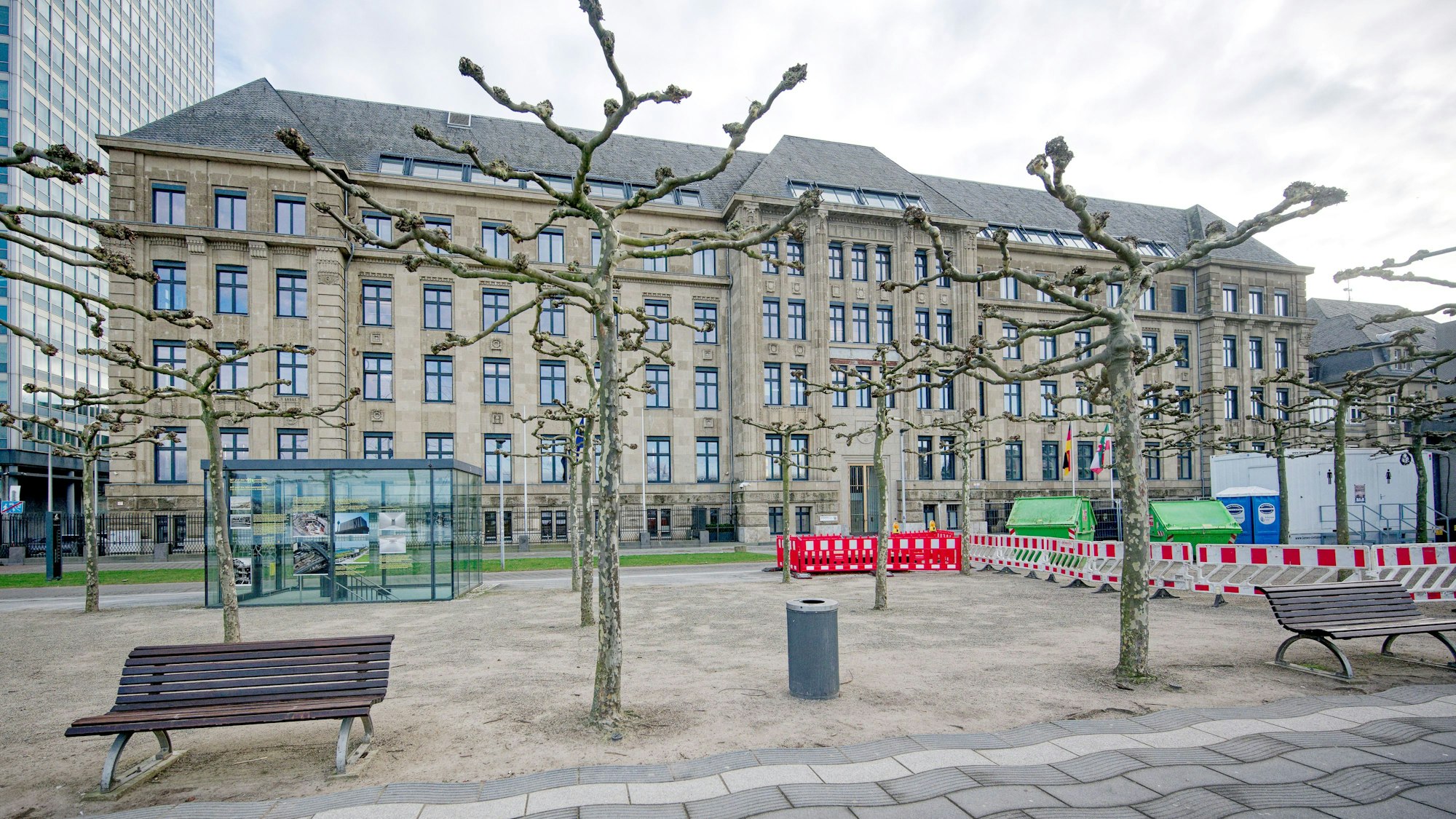 Staatsanwaltschaft und Landeskriminalamt (LKA) ermitteln wegen mutmaßlicher Korruption mit einem Schaden in Millionenhöhe bei der Sanierung der Staatskanzlei.