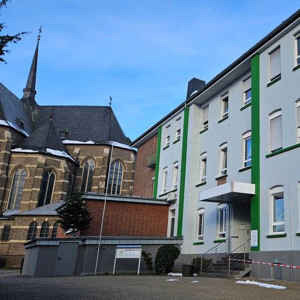 Zu sehen ist das Krankenhaus Bedburg von außen.
