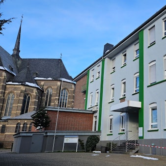 Zu sehen ist das Krankenhaus Bedburg von außen.