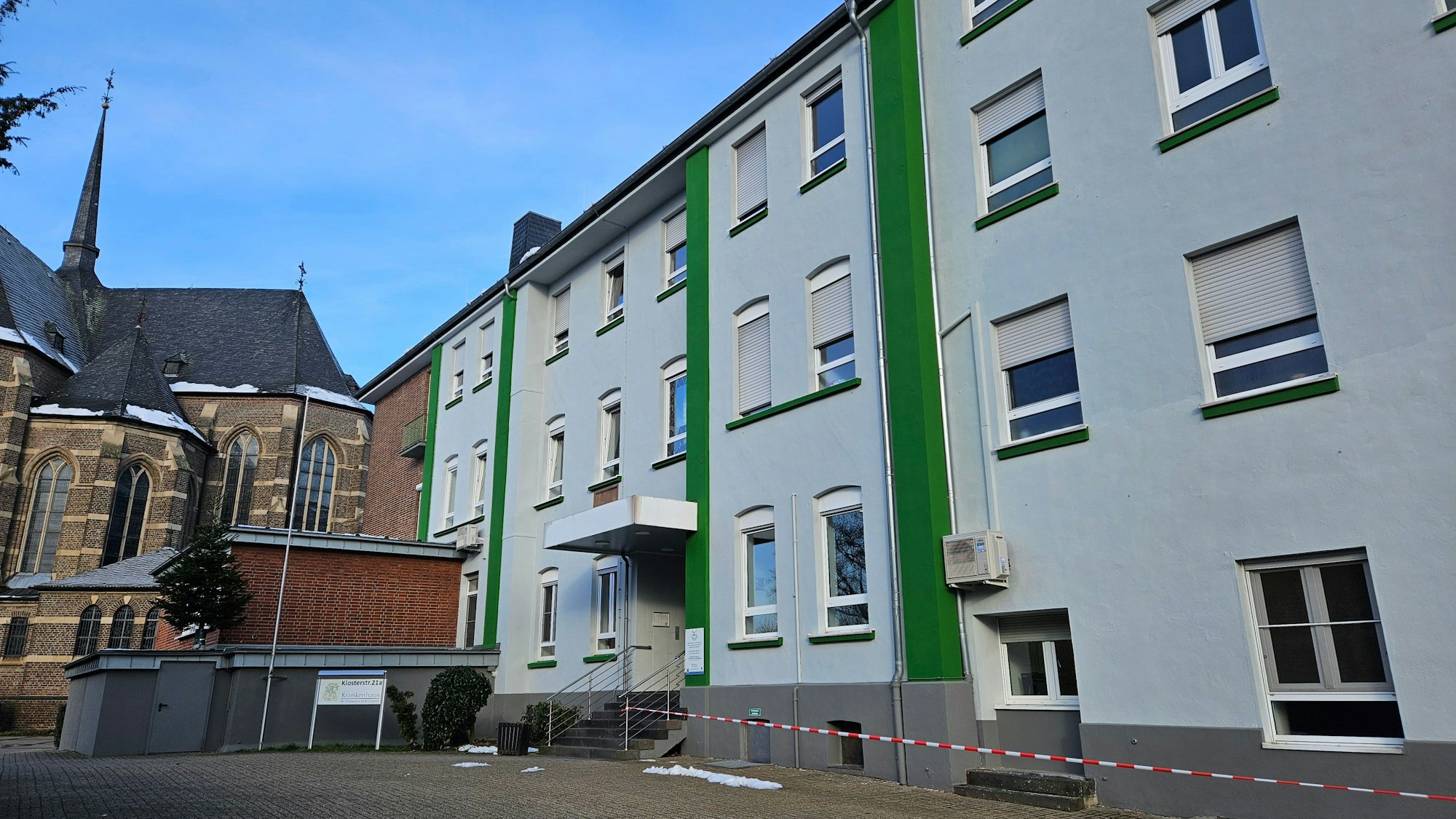 Zu sehen ist das Krankenhaus Bedburg von außen.