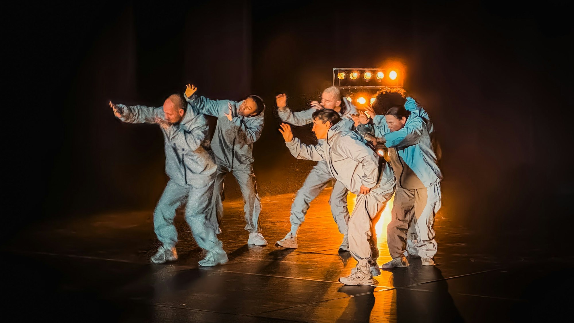 Tänzer tanzen auf einer Bühne.