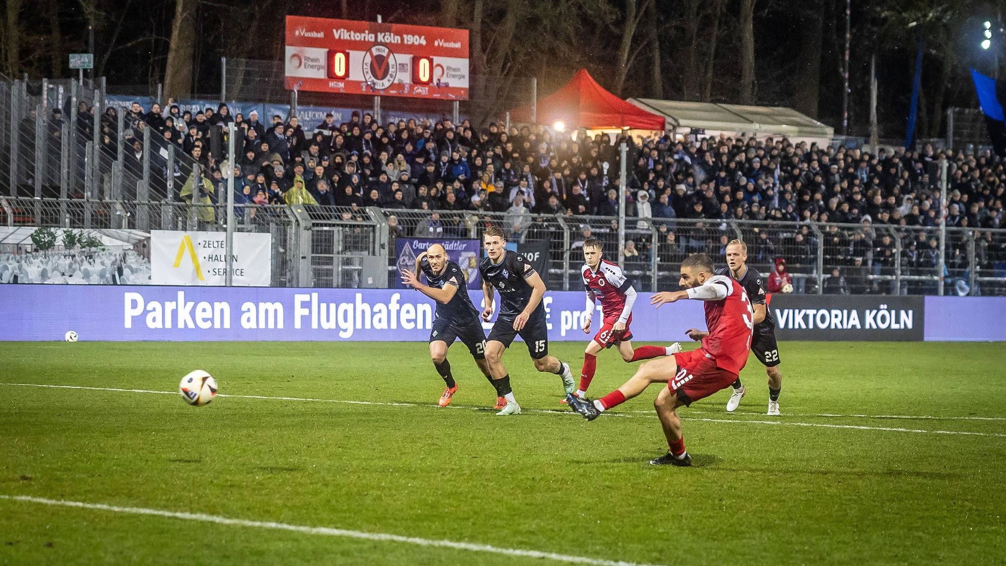 3. Liga: FC Viktoria Köln - SV Waldhof Mannheim, 24.01.2025 Verwandelter Elfmeter durch Serhat-Semih Güler FC Viktoria Köln, 30 zum 1:0 Köln, 24.01.2025, 21. Spieltag der 3. Fußball-Liga, FC Viktoria Köln - SV Waldhof Mannheim im Sportpark Hoehenberg in Köln. Die DFL-Bestimmungen verbieten die Verwendung von Fotografien als Bildsequenzen und / oder Quasi-Videos. *** 3 Liga FC Viktoria Köln SV Waldhof Mannheim, 24 01 2025 Converted penalty by Serhat Semih Güler FC Viktoria Köln, 30 to 1 0 Cologne, 24 01 2025, 21 matchday of the 3 soccer league, FC Viktoria Köln SV Waldhof Mannheim at Sportpark Hoehenberg in Cologne The DFL regulations prohibit the use of photographs as image sequences and or quasi videos Copyright: xBEAUTIFULxSPORTS/LeahxKohringx