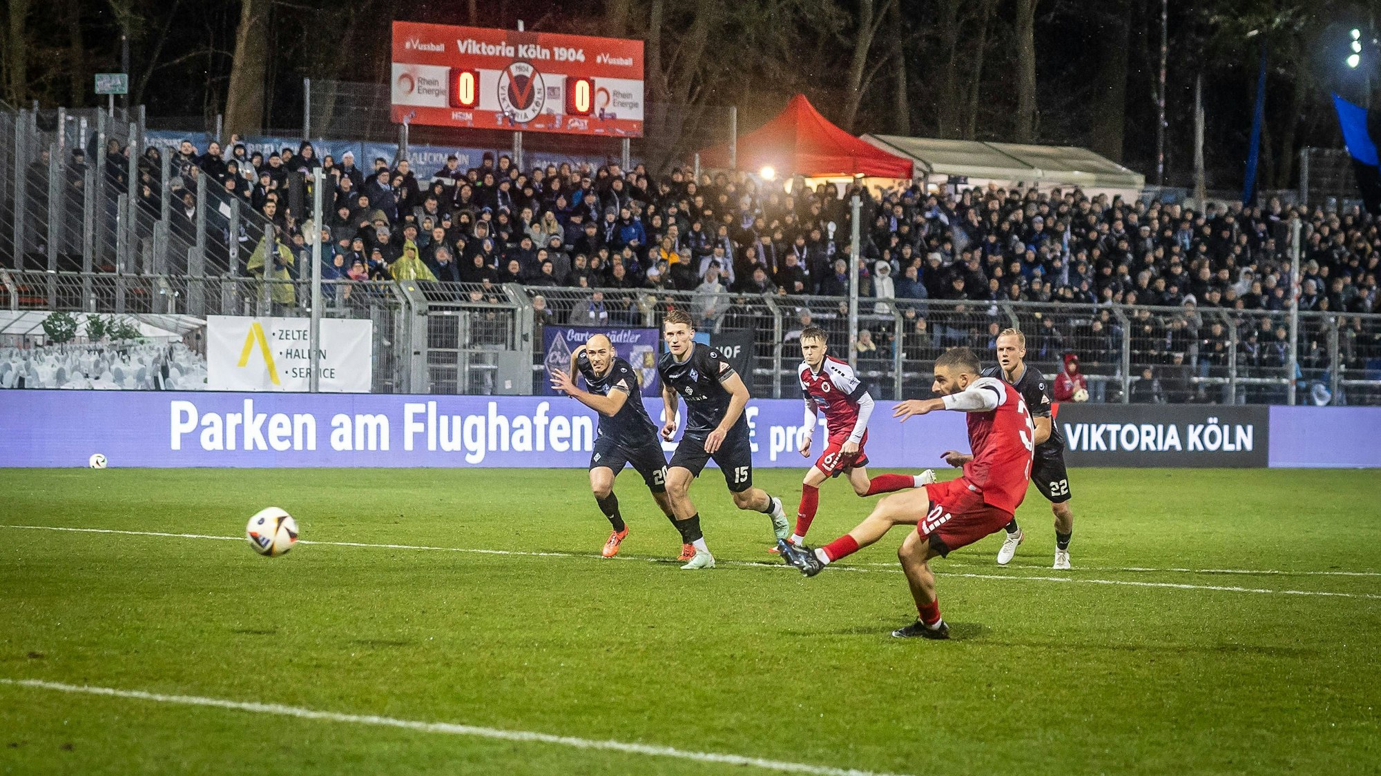 3. Liga: FC Viktoria Köln - SV Waldhof Mannheim, 24.01.2025 Verwandelter Elfmeter durch Serhat-Semih Güler FC Viktoria Köln, 30 zum 1:0 Köln, 24.01.2025, 21. Spieltag der 3. Fußball-Liga, FC Viktoria Köln - SV Waldhof Mannheim im Sportpark Hoehenberg in Köln. Die DFL-Bestimmungen verbieten die Verwendung von Fotografien als Bildsequenzen und / oder Quasi-Videos. *** 3 Liga FC Viktoria Köln SV Waldhof Mannheim, 24 01 2025 Converted penalty by Serhat Semih Güler FC Viktoria Köln, 30 to 1 0 Cologne, 24 01 2025, 21 matchday of the 3 soccer league, FC Viktoria Köln SV Waldhof Mannheim at Sportpark Hoehenberg in Cologne The DFL regulations prohibit the use of photographs as image sequences and or quasi videos Copyright: xBEAUTIFULxSPORTS/LeahxKohringx