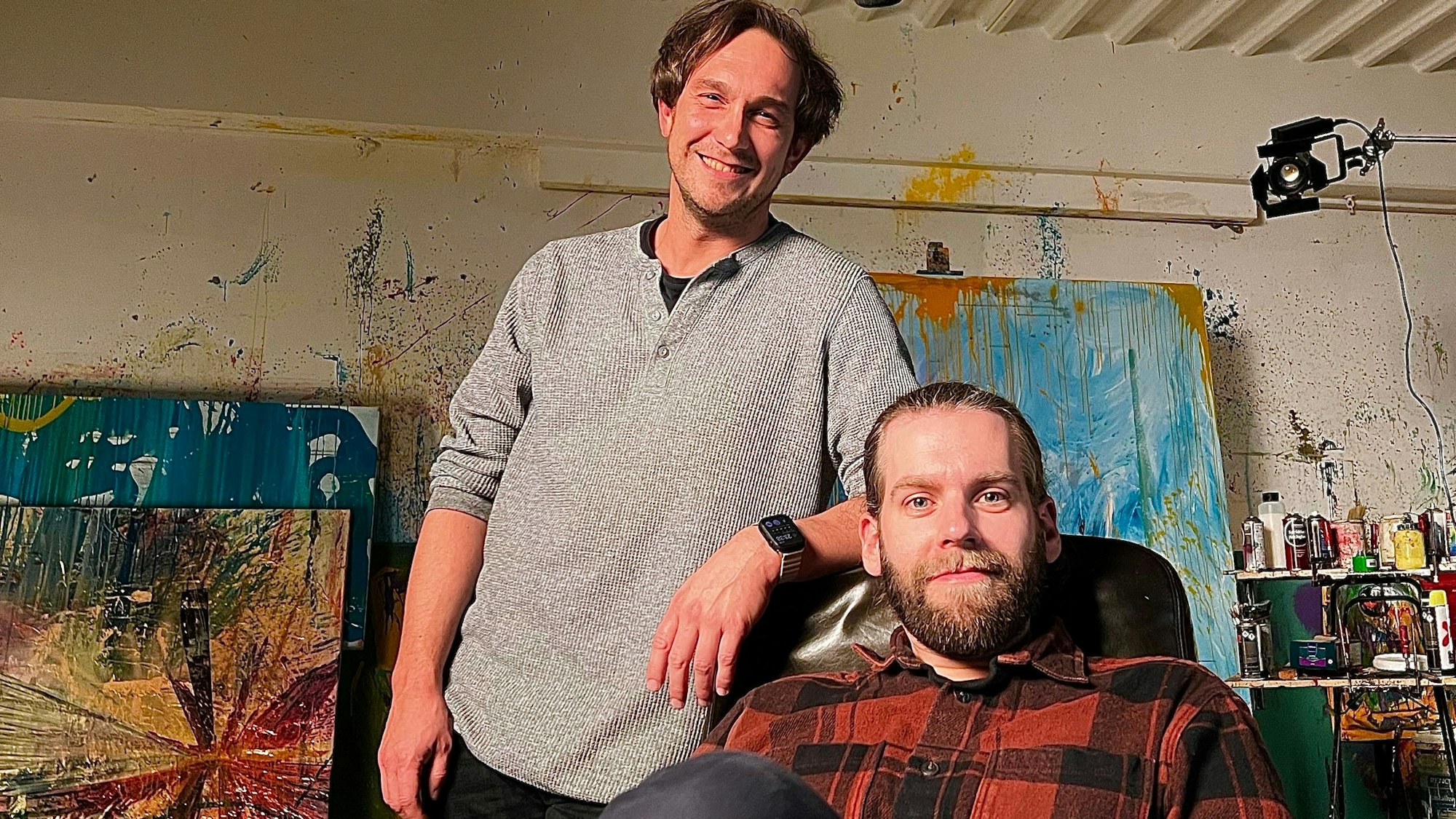 Tim Suchowski und Florian Schmidt im Atelier des Gelsenkirchener Künstlers Christian Nienhaus