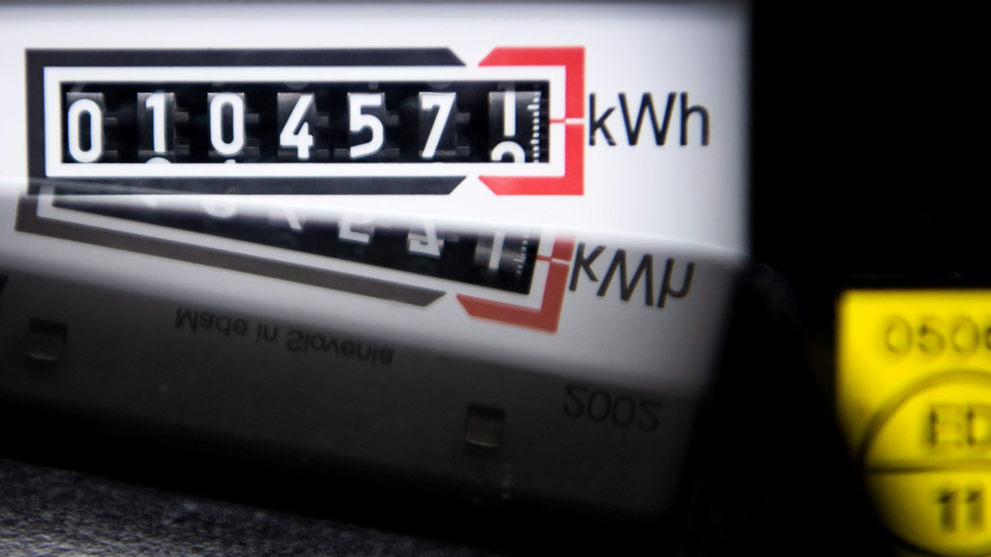 Ein Stromzähler zeigt in einem Mietshaus die verbrauchten Kilowattstunden an.