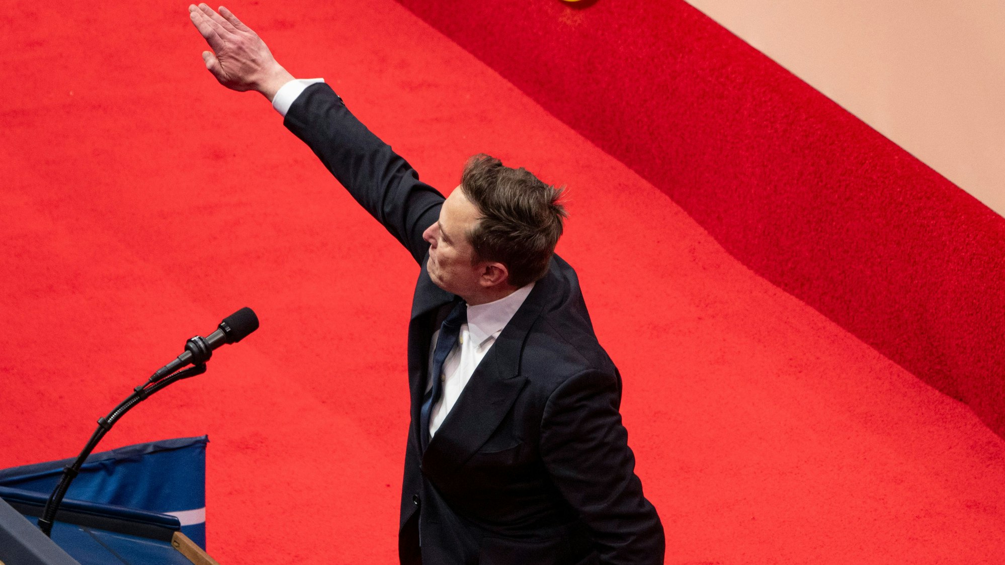 Eine TV-Meteorologin wurde nach Kritik an dieser Geste Elon Musks gefeuert.