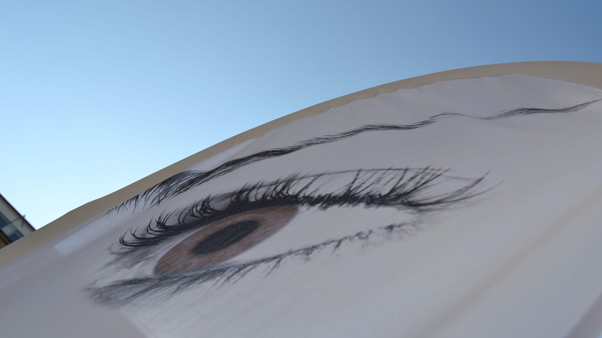 großes braunes Auge