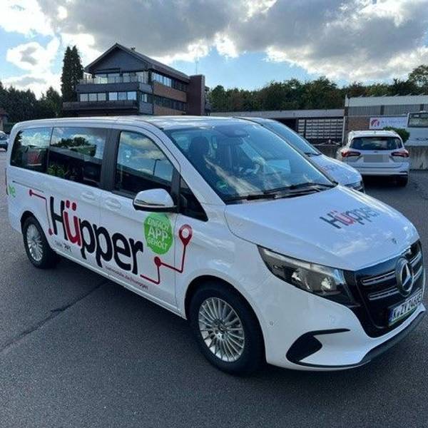 Das Foto zeigt eines der neuen Fahrzeuge für den On-Demand-Verkehr in Hürth.